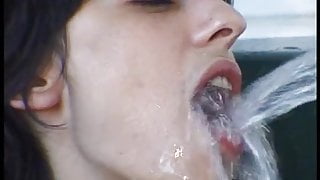 brune prise dans la baignoire