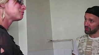 Cette BLONDE insatiable se fait demonter comme une chienne