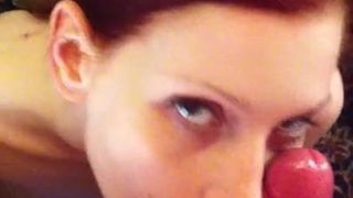 jolie rousse suce