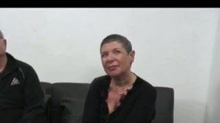 Le jeunot encule une mamie devant son mari